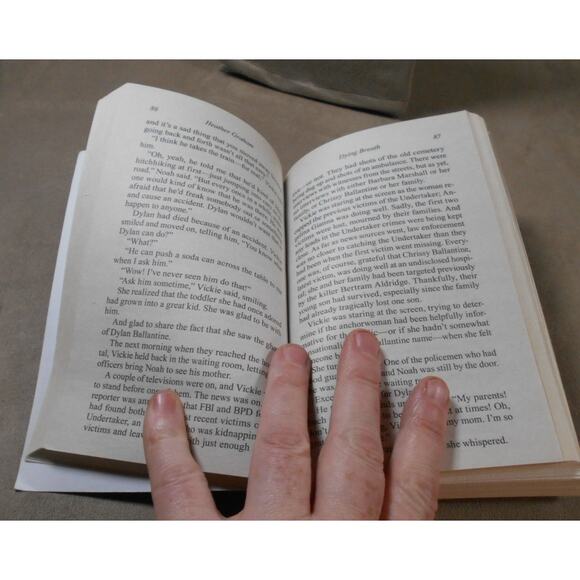 Dying Breath by Heather Graham Paperback 2017 Krewe of Hunters #21 - Picture 6 of 7